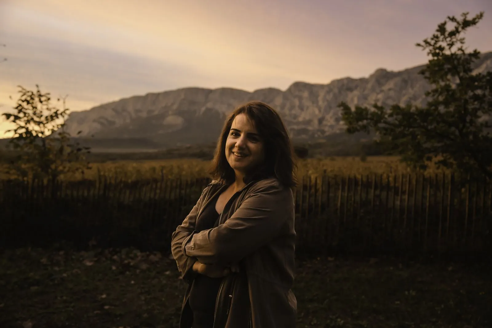Noémie, du Domaine Saint-Pancrace, au crépuscule devant la Sainte-Victoire